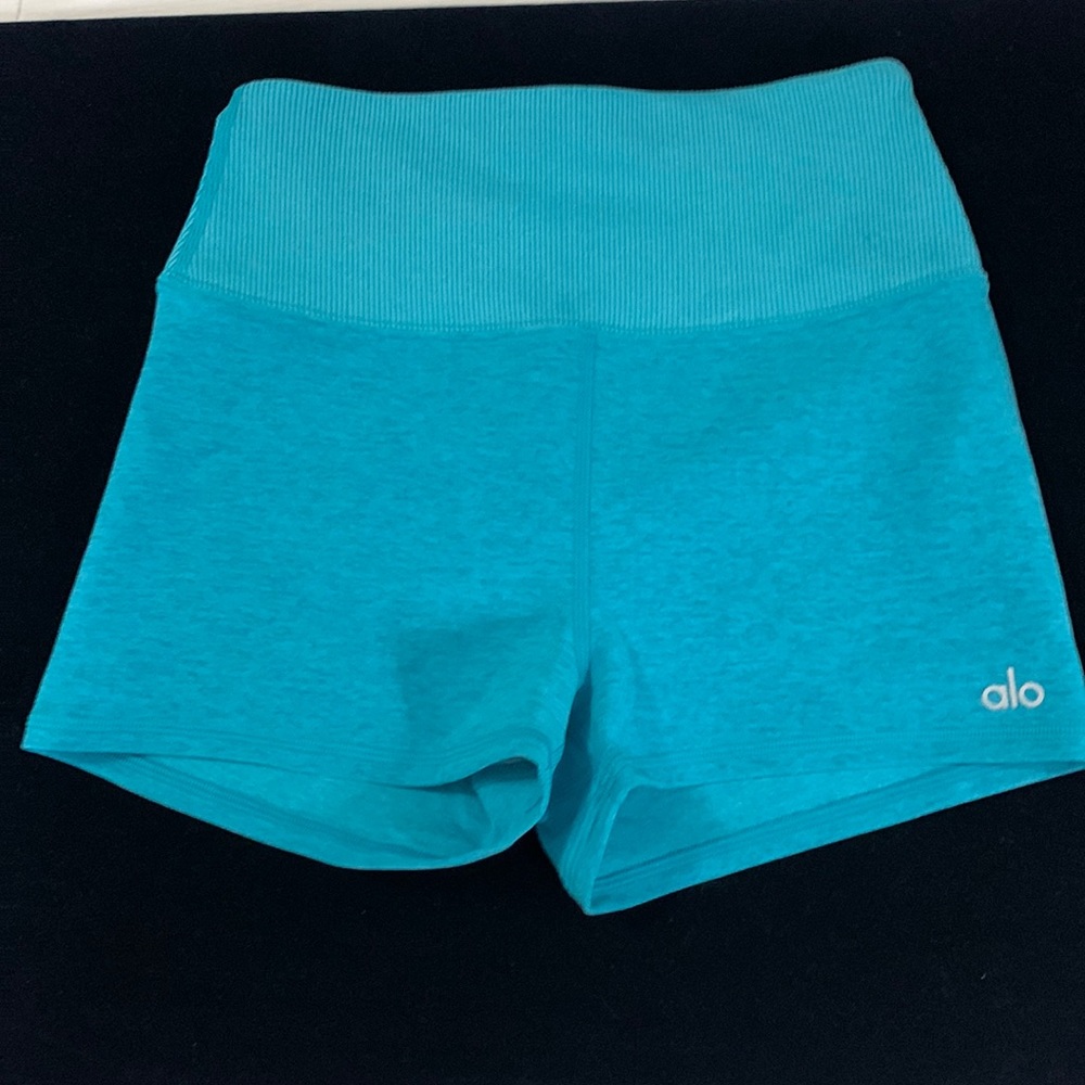 Women’s Aqua/Turquoise Alo fitted yoga short. Size”S” w/ wide ribbed waistband
